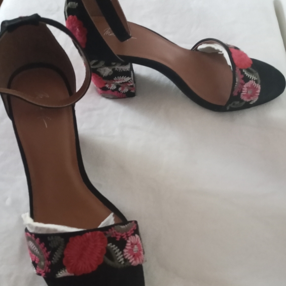 Stunning Mira A. Block Heel Sandals - Picture 4 of 10